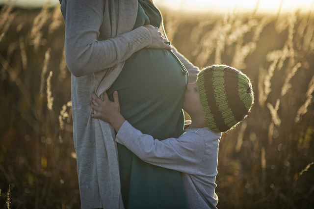 Famiglie monoparentali, ricomposte e arcobaleno: cosa significa "famiglia" oggi