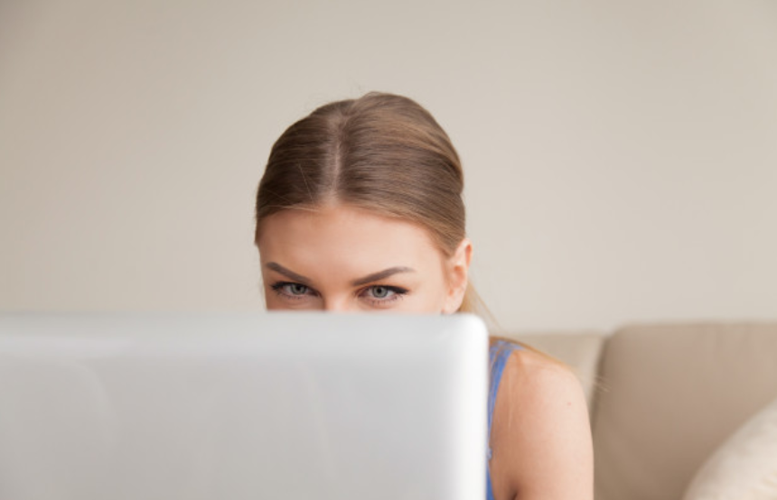 Perché gli uomini insultano le donne sui siti di incontri online
